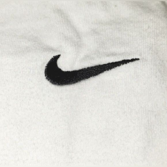 ASOS Nike essential boyfriend t-shirt in white - Picture 7 of 9